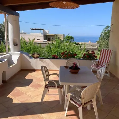 Vakantiehuis Casa Il Girasole, Panoramica E A Pochi Passi Dal Centro Di Malfa (Salina)