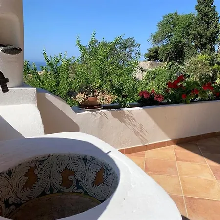 Casa Il Girasole, Panoramica E A Pochi Passi Dal Centro Di * Malfa (Salina)